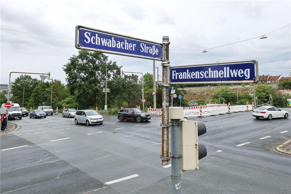 Der Frankenschnellweg wird in Nürnberg zum Nadelöhr. Die Stadt will diesen ausbauen, damit der Verkehr wieder besser rollt. (Archivbild)Daniel Löb/dpa