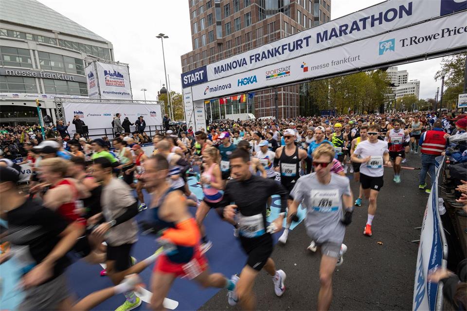 Der Frankfurt Marathon startet in diesem Jahr mit rund 3.000 Läufern mehr als im Vorjahr. (Archivbild)Hannes P Albert/dpa