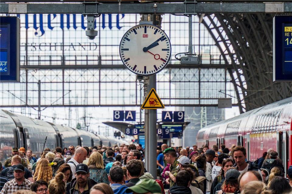 Der Frankfurter Hauptbahnhof zählt zu den wichtigsten Knotenpunkten der Bahn bundesweit. (Archivbild)Andreas Arnold/dpa