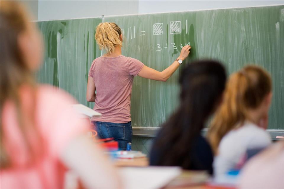 Der Frauenanteil bei den Lehrkräften lag an den allgemeinbildenden Schulen bei rund 73 Prozent. (Symbolbild)Julian Stratenschulte/dpa