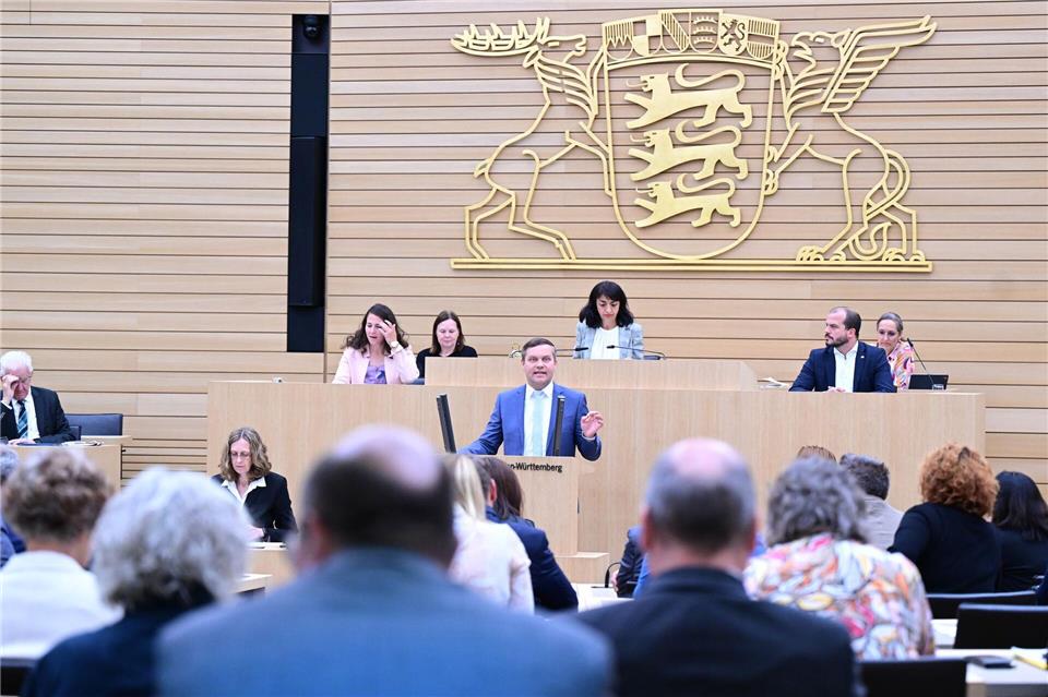Der Frauenanteil im Landtag von Baden-Württemberg ist mit der Landtagswahl nur minimal gestiegen - trotz Wahlrechtsreform. (Archivbild)Bernd Weißbrod/dpa
