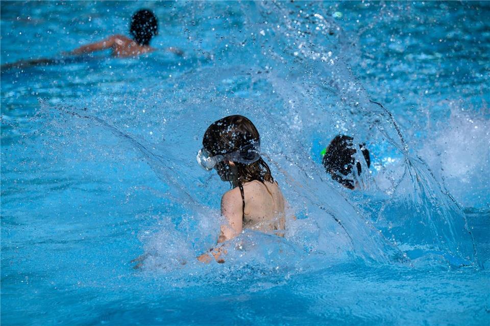 Der Freibad-Besuch ist für Kinder und Jugendliche bis 16 Jahre im Freibad Ziegenhain kostenlos. (Symbolbild)Bernd von Jutrczenka/dpa