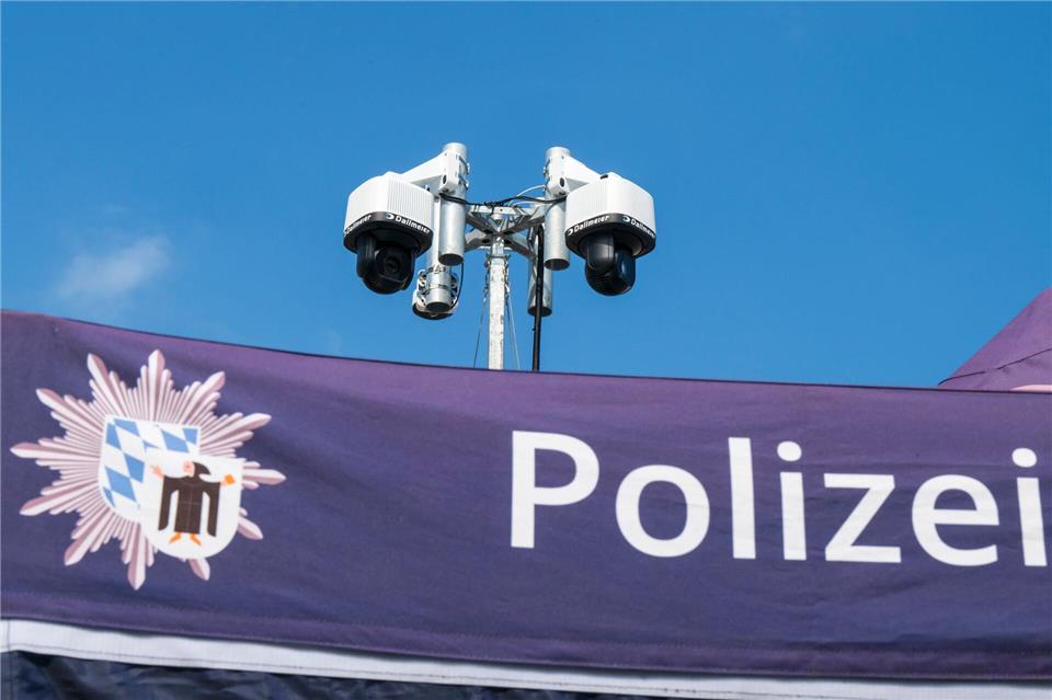 Der Freistaat will die polizeiliche Videoüberwachung ausbauen. (Archivbild)Peter Kneffel/dpa
