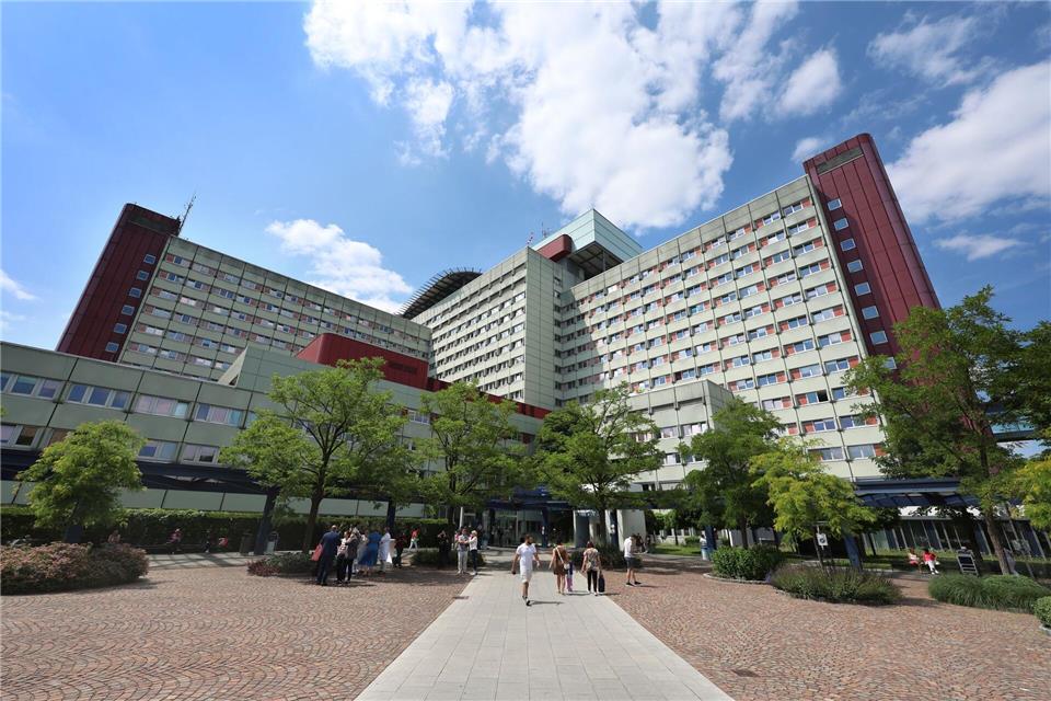 Der Freistaat will viel Geld für seine Unikliniken ausgeben. (Archivbild)Karl-Josef Hildenbrand/dpa