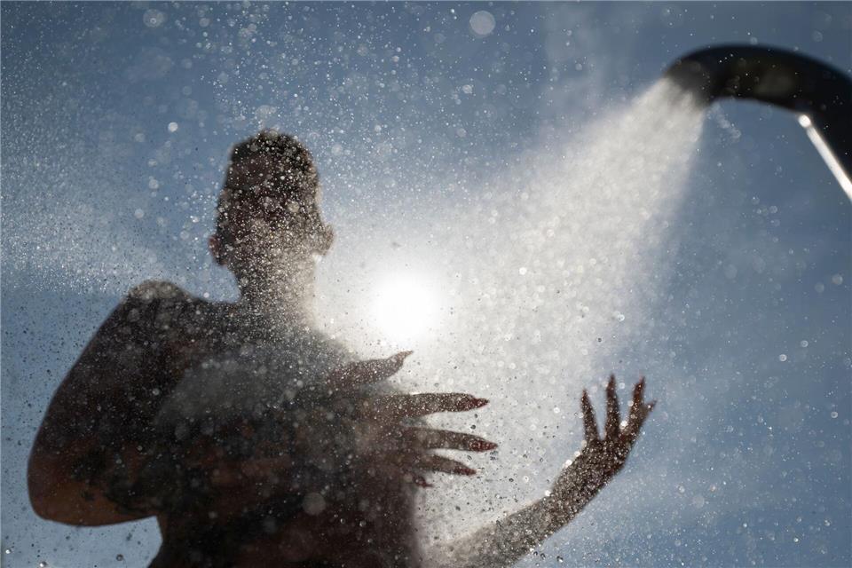 Der Freitag wird nochmals sehr heiß – Gewitter bringen am Samstag erste Abkühlung.Marijan Murat/dpa