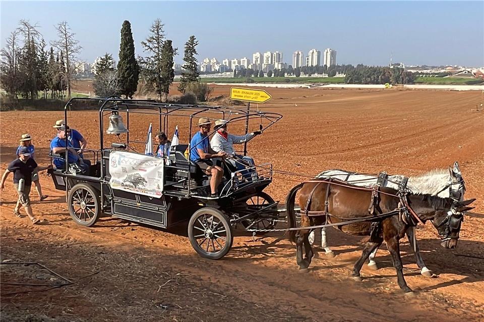Der Friedenstreck war im Mai in Potsdam gestartet und ist nun in Jerusalem angekommen.Donata Castell/Friedesglocken e. V./dpa