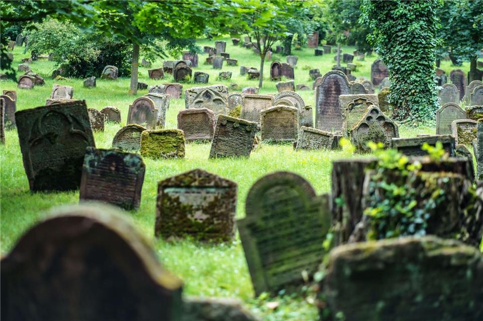 Der Friedhof „Heiliger Sand“ in Worms ist einer der ältesten jüdischen Friedhöfe in Europa und Teil des Unesco-Welterbes zum jüdischen Mittelalter. (Archivbild)Frank Rumpenhorst/dpa