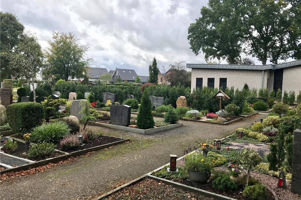 Der Friedhof in Erle: Die Pflege der allgemeinen Grünanlagen ist in den Friedhofsgebühren nicht enthalten. Da die Friedhofshaushalte ein Minus aufwiesen, waren einige Arbeiten nur begrenzt möglich.