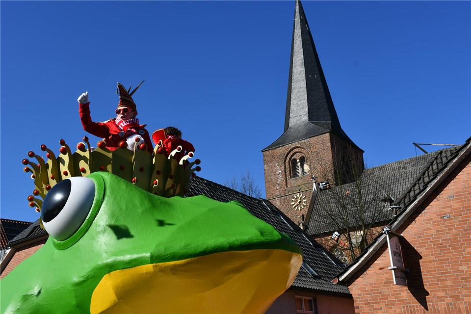 Der Froschwagen mit dem Kinderprinzenpaar fährt traditionell an der Spitze des Raesfelder Rosenmontagszugs.