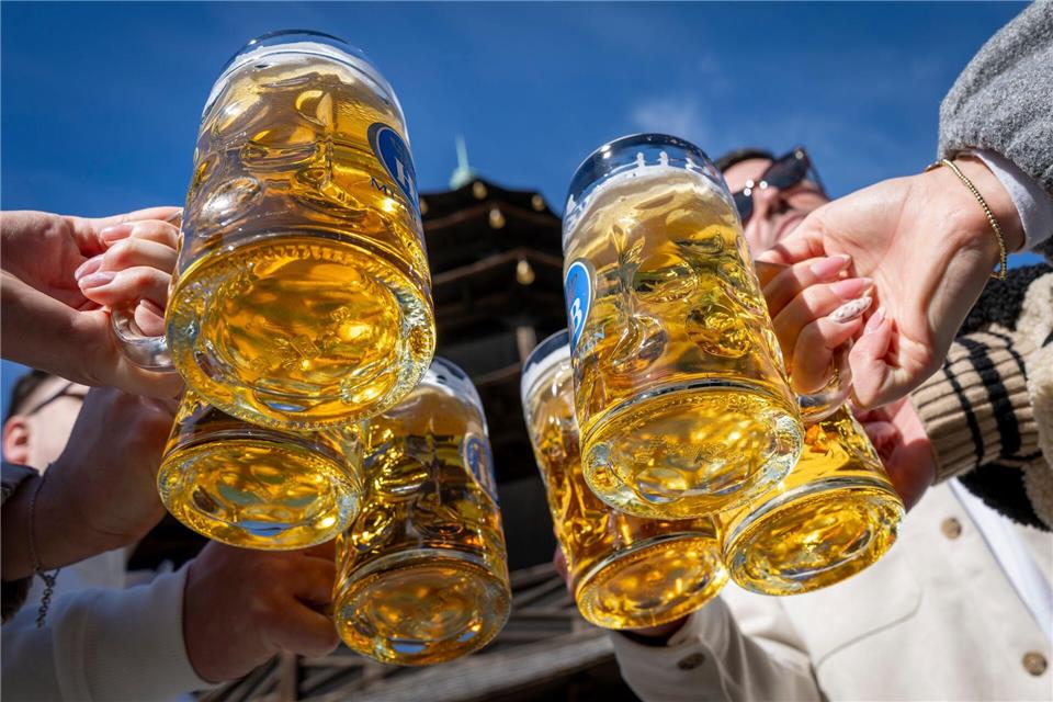 Der Frühling lockt die Menschen in Biergärten. (Archivbild)Peter Kneffel/dpa