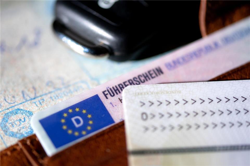 Der Führerschein kann künftig zu Hause bleiben, wenn er im Smartphone hinterlegt ist. Möglich sein soll das ab Ende nächsten Jahres. (Symbolbild)Sven Hoppe/dpa