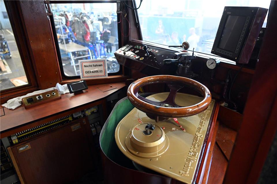 Der Führerstand des sogenannten Kaiserwagens der Schwebebahn, der in der Werkstatt steht. (Archivbild)Federico Gambarini/dpa