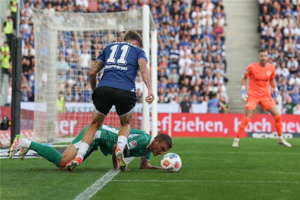 Der Fürther Innenverteidiger Philipp Ziereis am Boden stört den Bielefelder Mittelstürmer Joel Grodowski.Friso Gentsch/dpa