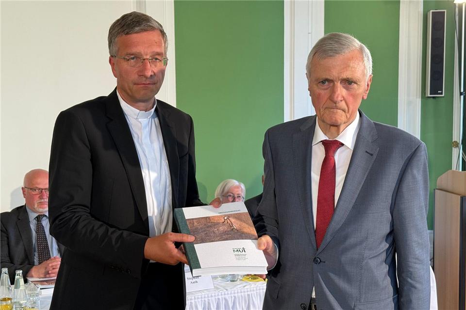 Der Fuldaer Bischof Michael Gerber (l) zeigte sich bei der Entgegennahme des 319-seitigen Abschlussberichts erschüttert vom Leid der Betroffenen.Michael Bauer/dpa