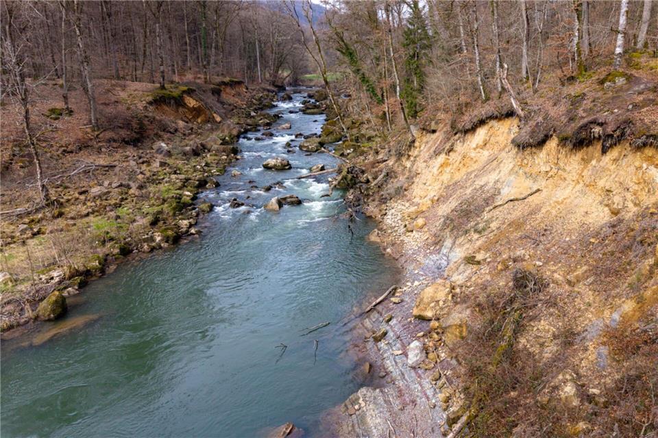 Der Fundort des Eifeler Raubsauriers an einem Steilhang der Prüm.LMZ Media/Dinosaurierpark Teufelsschlucht/dpa