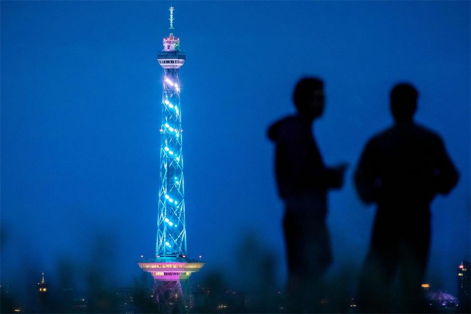 Der Funkturm in Berlin, hier gesehen vom Drachenberg aus, wird im Rahmen der offiziellen IFA-Eröffnungsgala an seinem 100. Geburtstag bunt beleuchtet.Christoph Soeder/dpa