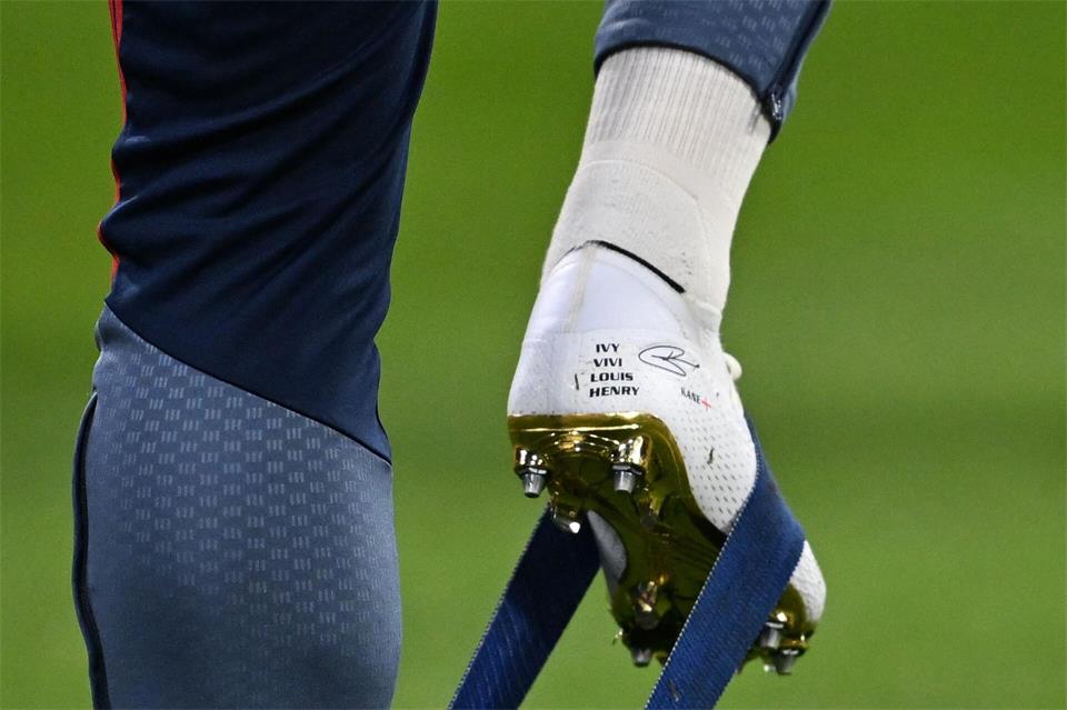 Der Fußballschuh von Harry Kane: Eine goldene Sohle und die Namen seiner Kinder an der Rückseite. Sven Hoppe/dpa
