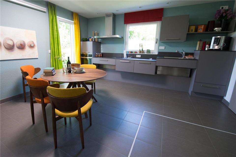 Der Fußboden sollte frei von Stolperfallen sein. Auch rutschfeste Fliesen in Küche und Bad können für eine bessere Trittsicherheit sorgen.picture alliance/dpa