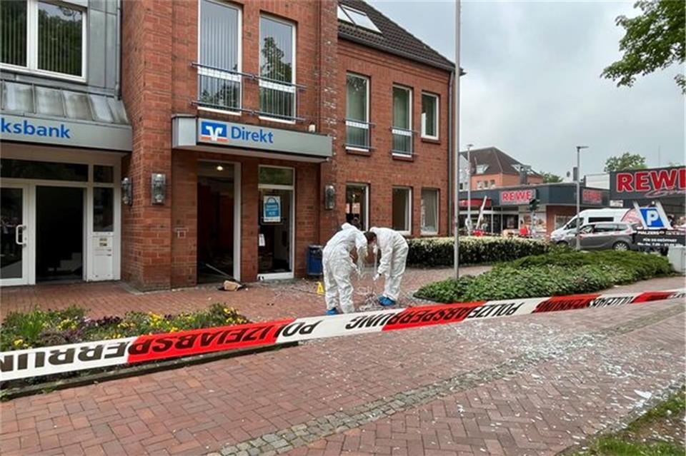 Der Fußgängerbereich vor der Volksbank Schermbeck ist noch gesperrt. Die Spurensicherung ist vor Ort. 