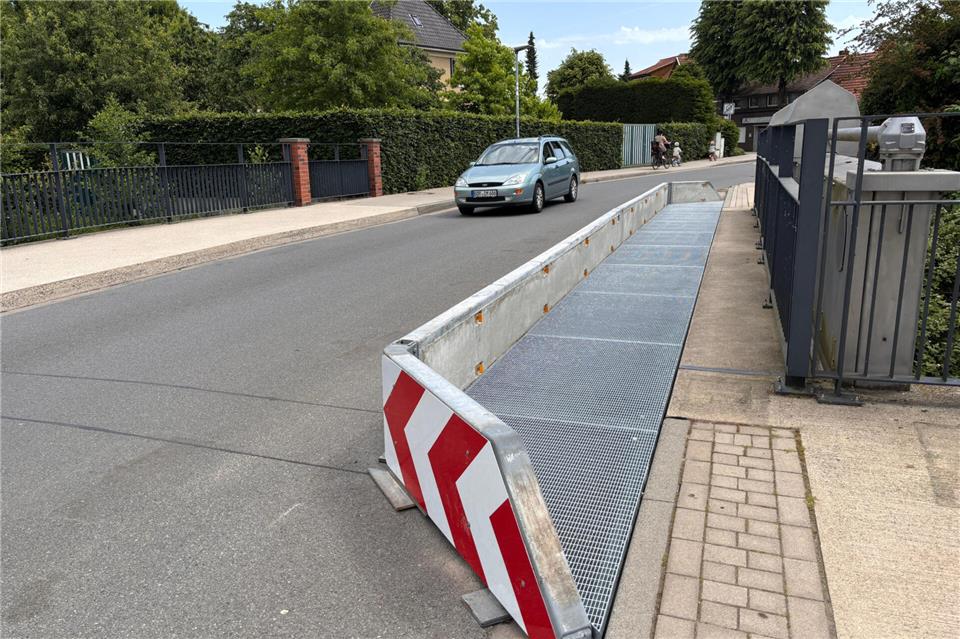 Der Fußweg an der Aa-Brücke an der Paulusstraße wurde nun dauerhaft verbreitert und bessere Sichtverhältnisse für Autofahrer hergestellt.