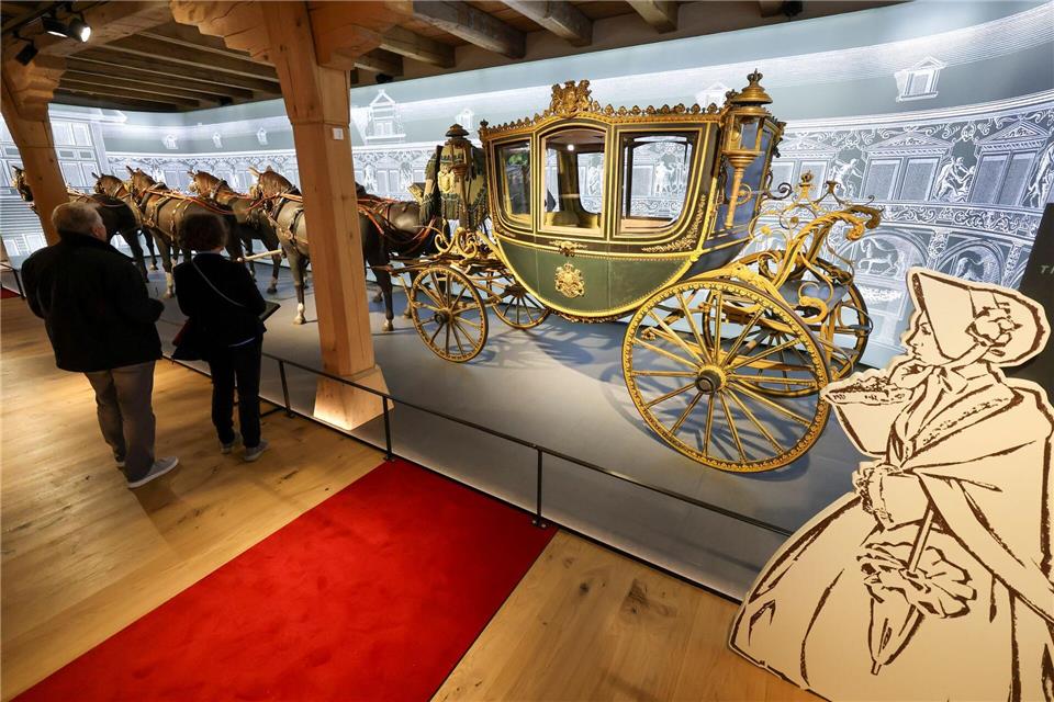 Der Galawagen des Sächsischen Hofes aus dem Jahr 1876/77 ist eines der Exponate im neu konzipierten Kutschenmuseum auf Schloss Augustusburg.Jan Woitas/dpa