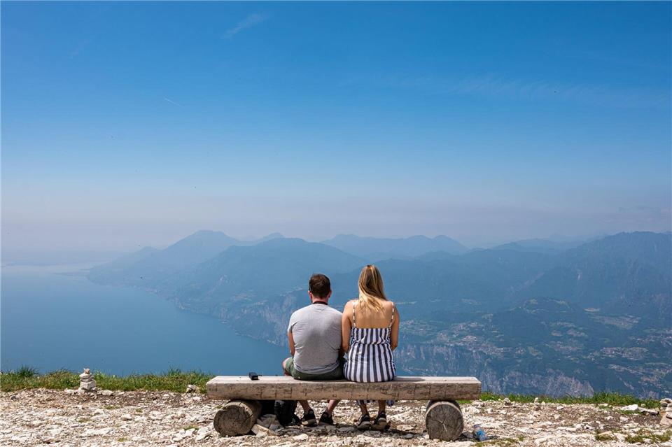 Der Gardasee wird auch in diesen Sommerferien Ziel vieler bayerischer Urlauber sein. Eine gar nicht so kleine Minderheit kann sich aber keine Ferienreise leisten. (Symbolbild)Daniel Reinhardt/dpa