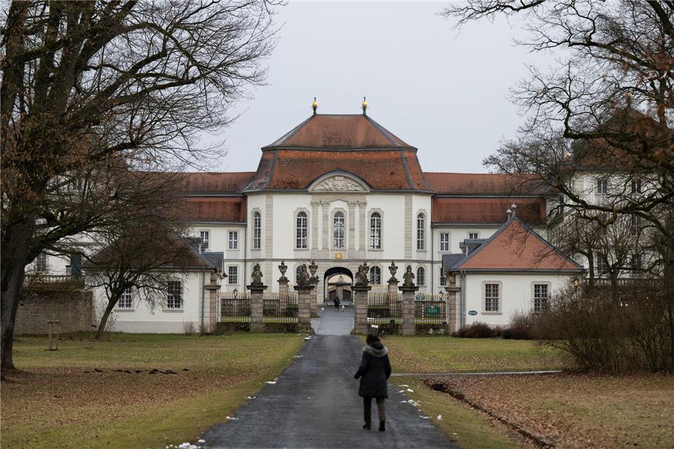Der Garten des Schlosses ist bei Spaziergängern beliebt. Florian Wiegand/dpa