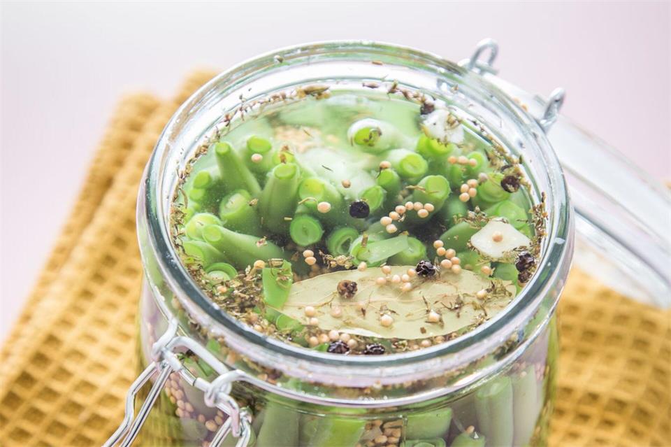 Der Garten gab reichlich Buschbohnen her? Die Lösung lautet fermentieren - mit Senfkörnern, Lorbeer, Knoblauch, Pfeffer, Bohnenkraut und Salz.Christin Klose/dpa-tmn