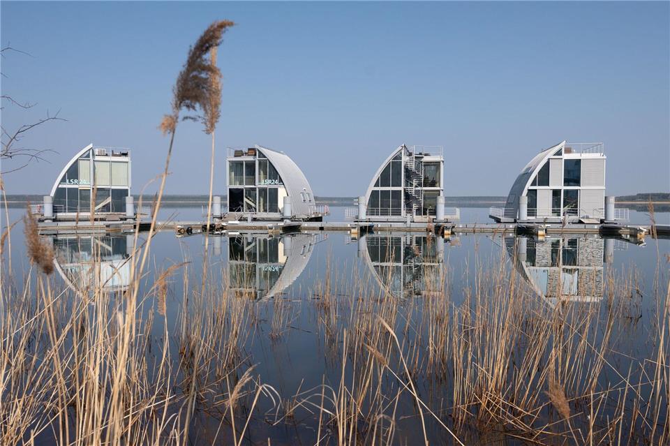 Der Geierswalder See ist über Kanäle mit anderen Seen verbunden und bietet schwimmende Ferienhäuser für das besondere Urlaubsfeeling. (Archivbild)Sebastian Kahnert/dpa/dpa-tmn