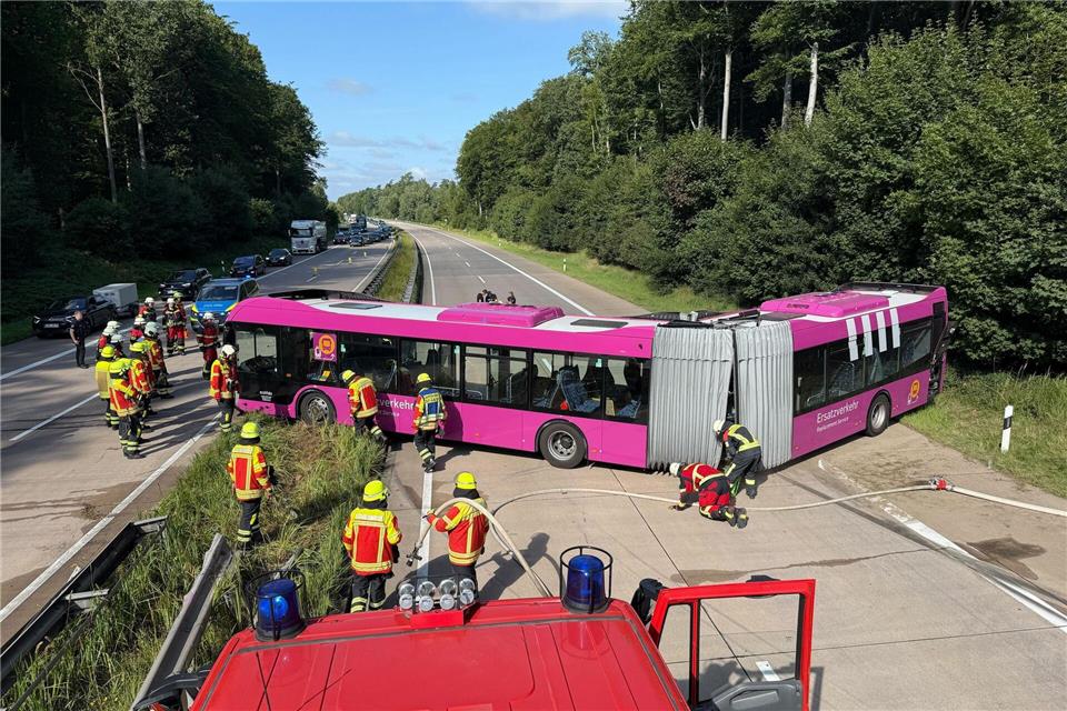 Der Gelenkbus blieb nach dem Unfall quer auf der A24 stehen. (Archivbild)Daniel Bockwoldt/dpa
