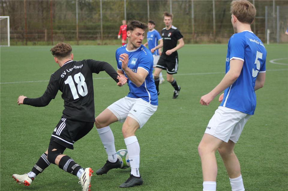 Der Gemener Abwehrrecke Nils Gettler (mitte) brachte die Westfalia in Burgsteinfurt mit 2:0 in Führung. Am Ende musste sich heimische Landesligistaber mit 2:3 geschlagen geben.