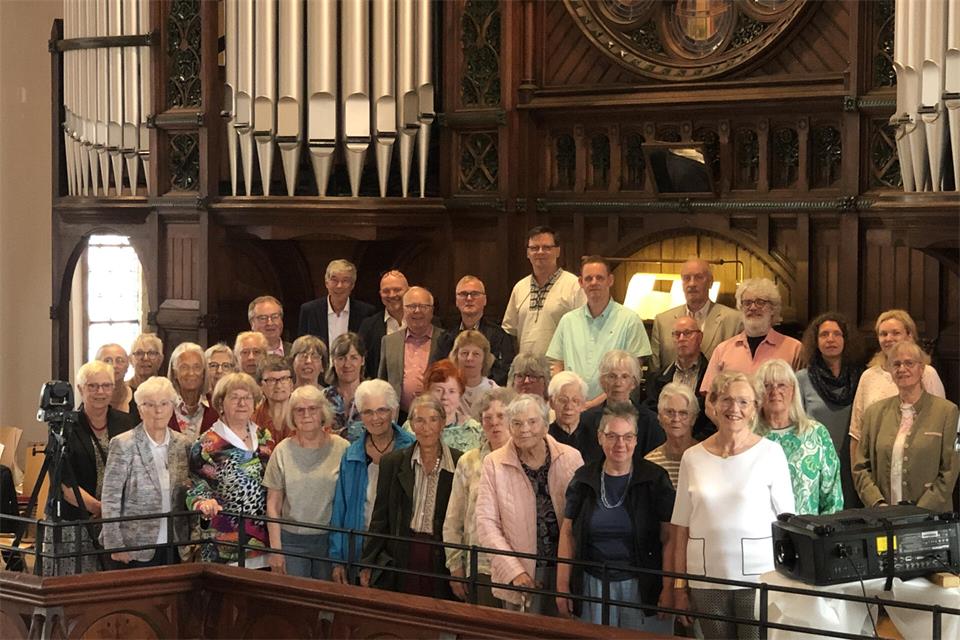 Der Gemener Kirchenchor, hier bei der Verabschiedung des ehemaligen musikalischen Leiters Tamás Szöcs, lädt nun zum offenen Singen vor Weihnachten ein.
