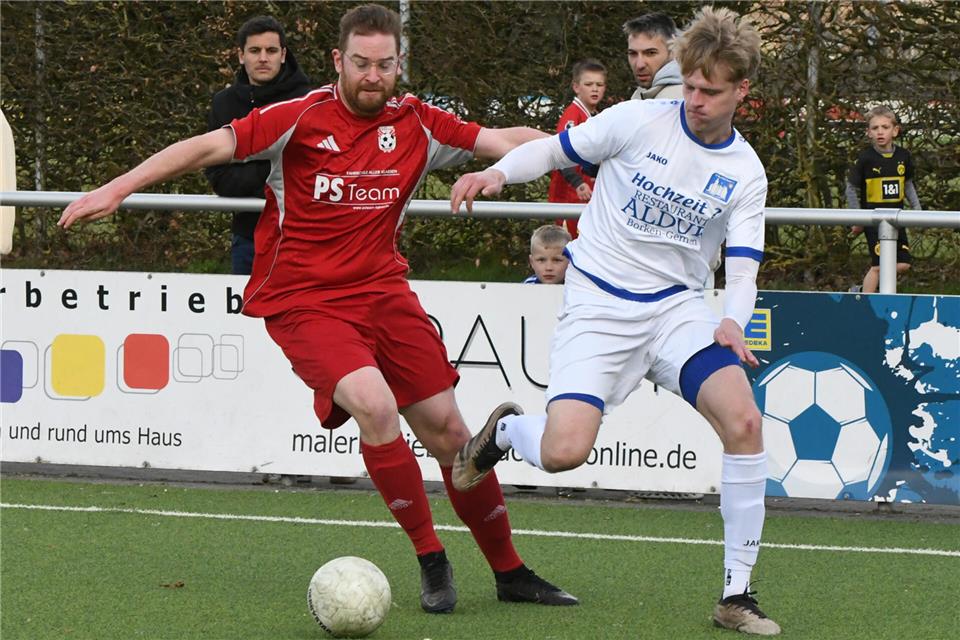 Der Gemener Max Derksen, der die Westfalia früh in Führung brachte, im Duell mit Illerhusens Max Schlottbohm (links).