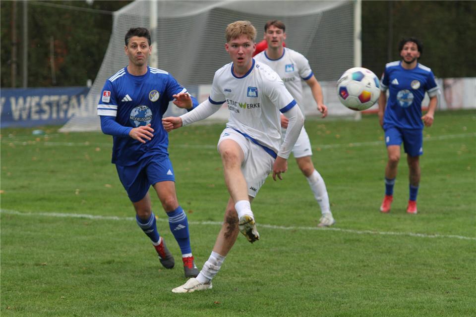 Der Gemener Noah Lohaus, der hier vor dem Sendener Aljoscha Kottenstede am Ball ist, hatte gegen die erfahrenen Sendener eine schweren Stand. Am Ende feierte seine Westfalia einen verdienten 3:2-Erfolg gegen den VfL.