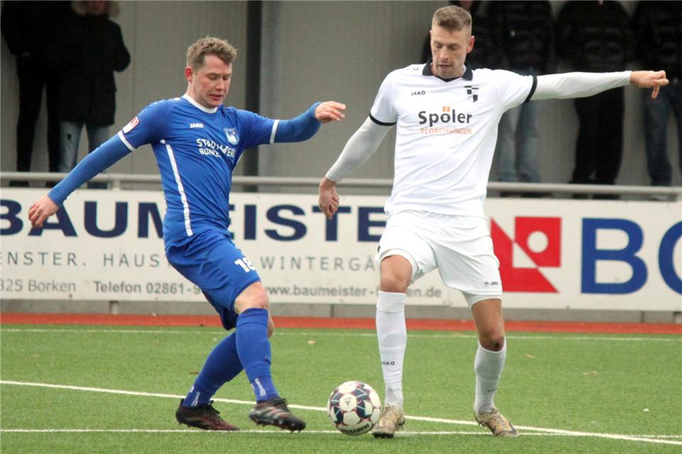 Der Gemener Torschütze Luca Blanke (links) und der Heidener Stürmer Fabian Ossing begegneten sich im letzten Testspiel. 