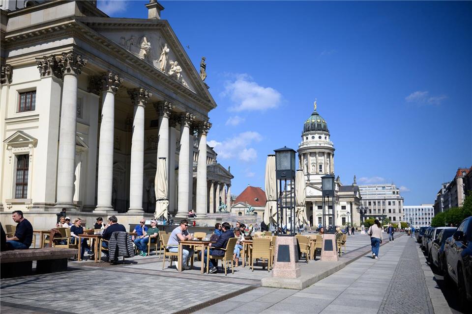 Der Gendarmenmarkt in Berlin hat vergleichsweise wenig Grün zu bieten. (Archivfoto) Bernd von Jutrczenka/dpa