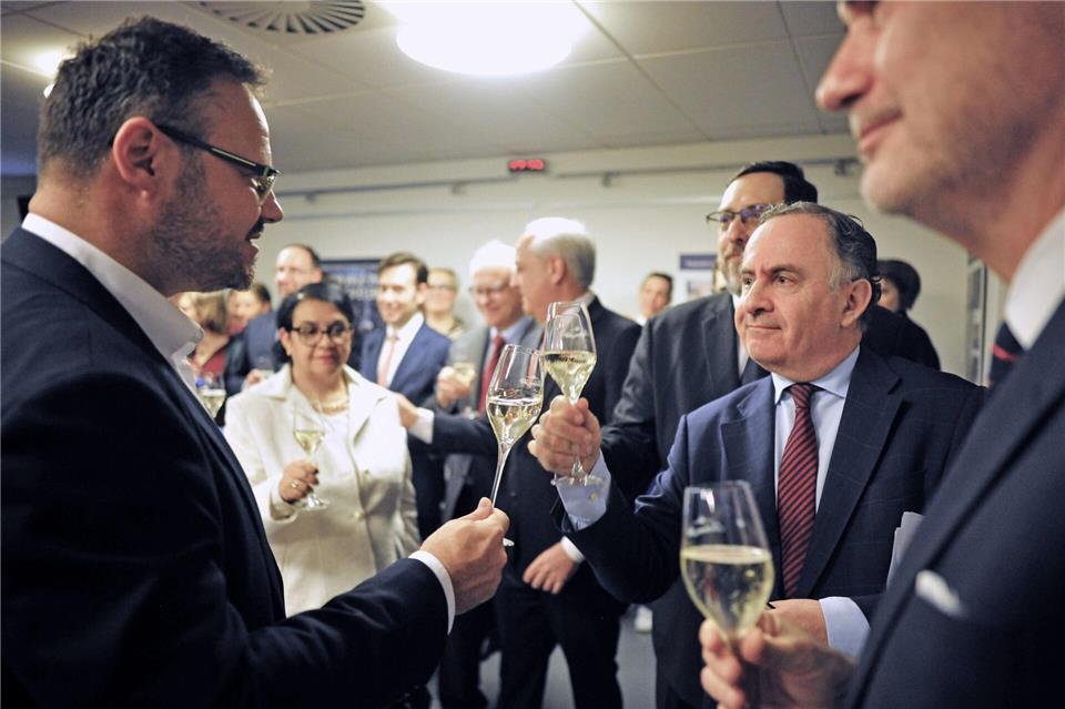 Der Generaldirektor des öffentlich-rechtlichen tschechischen Rundfunks, René Zavoral (l), stößt mit geladenen Gästen an.Michael Heitmann/dpa