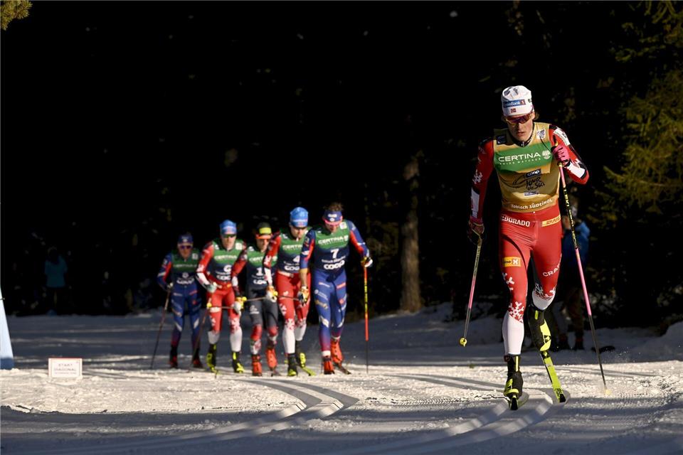 Der Gesamtführende der Tour de Ski, Johannes Hosflot Klaebo aus Norwegen, wird von der Konkurrenz gejagt.Emmi Korhonen/Lehtikuva/dpa