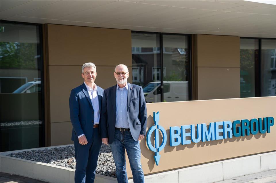 Der Geschäftsführer der Beumer-Group Rudolf Hausladen (links) steht an der Firmenzentrale in Beckum neben dem Beiratsvorsitzenden und Firmengründer-Enkel Christoph Beumer. Max Lametz/dpa