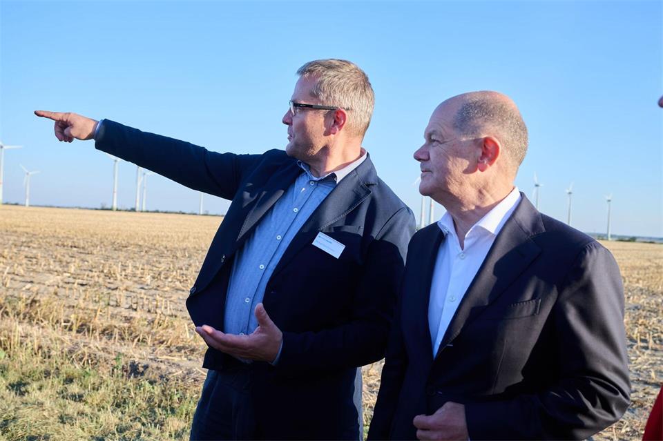 Der Geschäftsführer der Energiequelle GmbH, Michael Raschemann (l.), befürchtet Schäden für den Ausbau der erneuerbaren Energien. (Archivbild)Annette Riedl/dpa