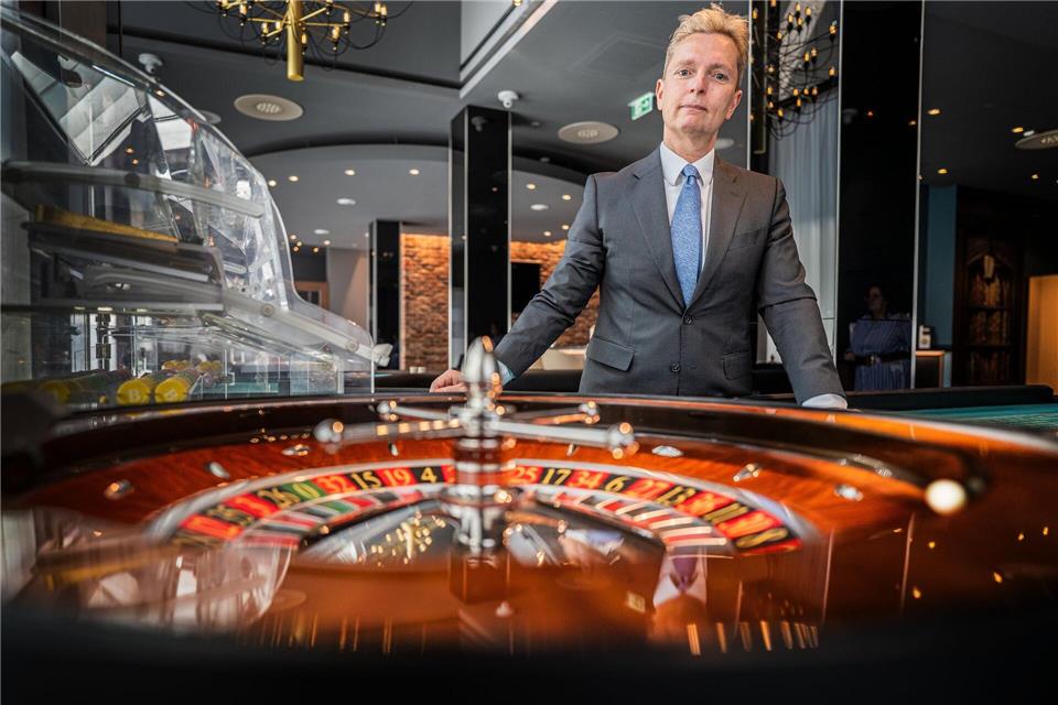 Der Geschäftsführer der Mainzer Spielbank, Christian Kreyer, spielt auch selbst gern an Automaten und Spieltischen. Andreas Arnold/dpa