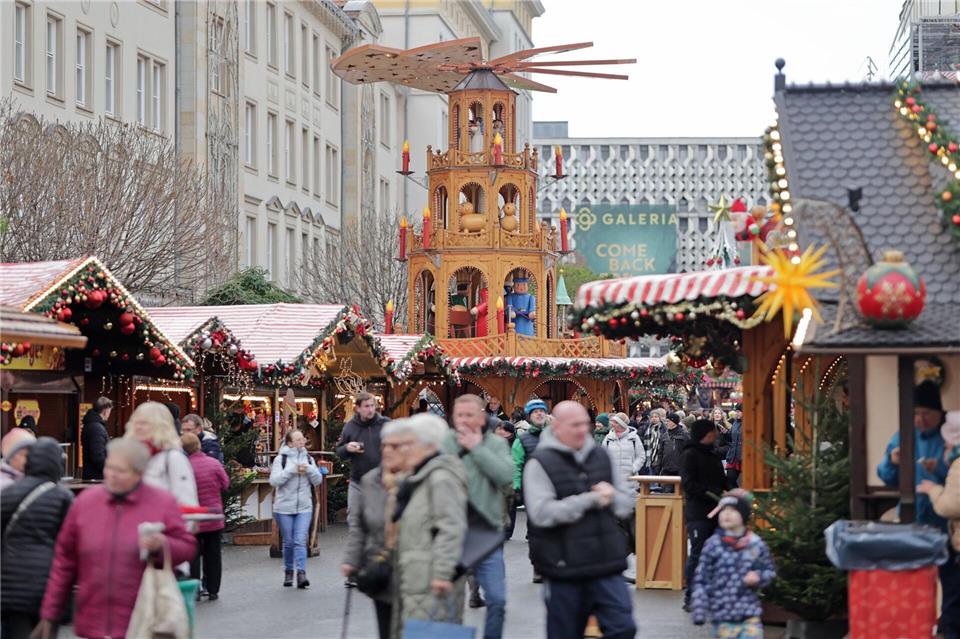 Der Geschäftsführer der Weihnachtsmarkt GmbH, Paul-Gerhard Stieger, ist mit dem Auftakt zufrieden. (Archivbild)Matthias Bein/dpa