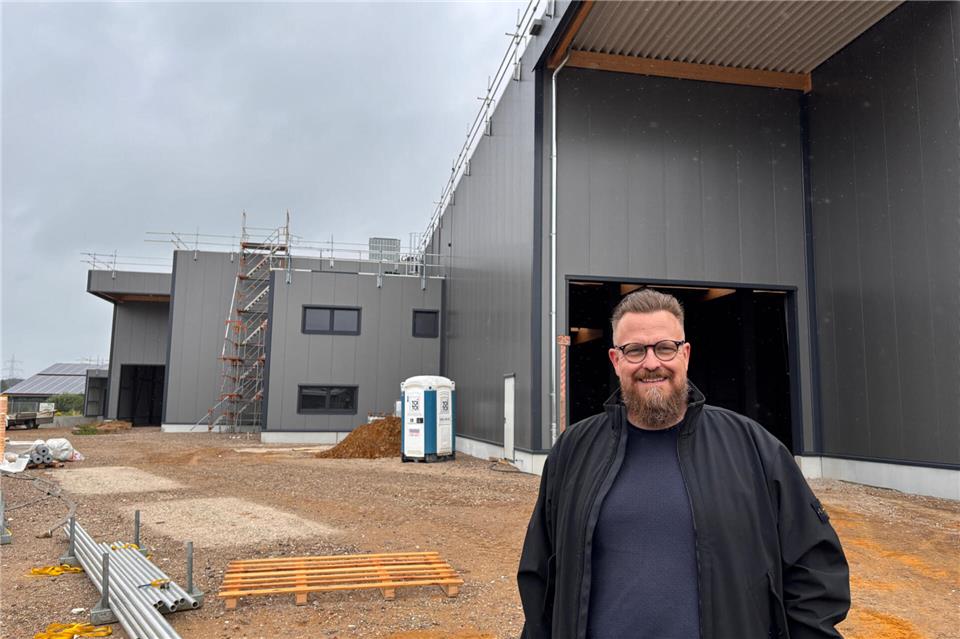 Der Geschäftsführer von Brun Spedition, Stefan Böcker, vor der neuen Halle an der Siemensstraße.