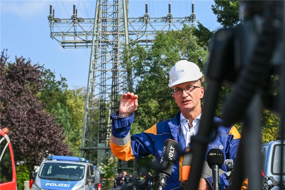 Der Geschäftsführer von Stromnetz Berlin, Erik Landeck, geht davon aus, dass am Donnerstagabend alle Haushalte wieder Strom haben werden.Jens Kalaene/dpa