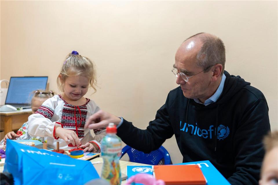 Der Geschäftsführer von Unicef Deutschland, Christian Schneider, mit einem ukrainischen Vorschulkind in einem Schutzraum unter der Erde: Das Kinderhilfswerk hilft Schulen und Kindergärten in dem vom Krieg geprägtem Land.-/Unicef/dpa
