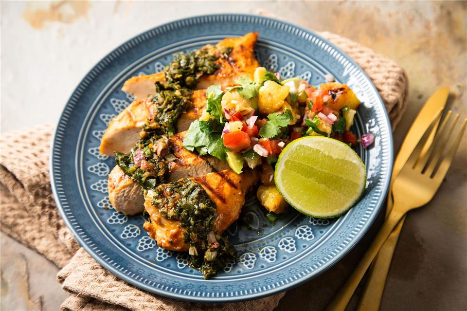 Der Geschmack Lateinamerikas: Hühnchen vom Grill wurde in einer Chipotle-Marianade aus geräucherten und getrockneten Jalapeños eingelegt und mit Chimichurri getoppt. Christin Klose/dpa-tmn