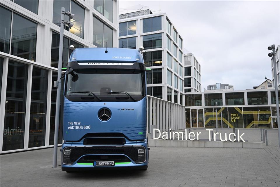 Der Gewinn beim Nutzfahrzeughersteller Daimler Truck ist im zweiten Quartal dieses Jahres um 48 Prozent eingebrochen.Bernd Weißbrod/dpa