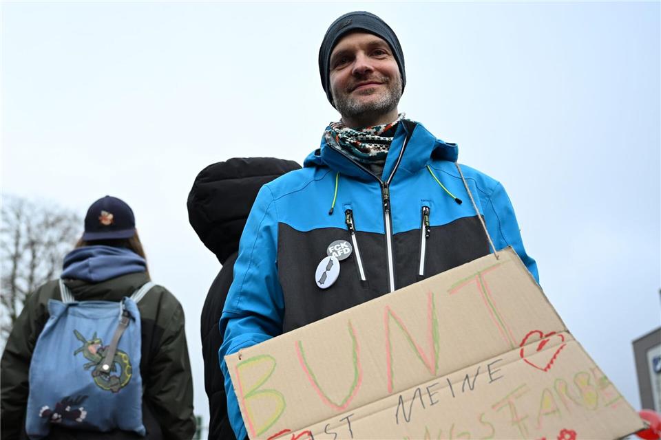 Der Gießener Felix Gräbert nimmt an der Kundgebung des Deutschen Gewerkschaftsbundes teil. Michael Brandt/dpa