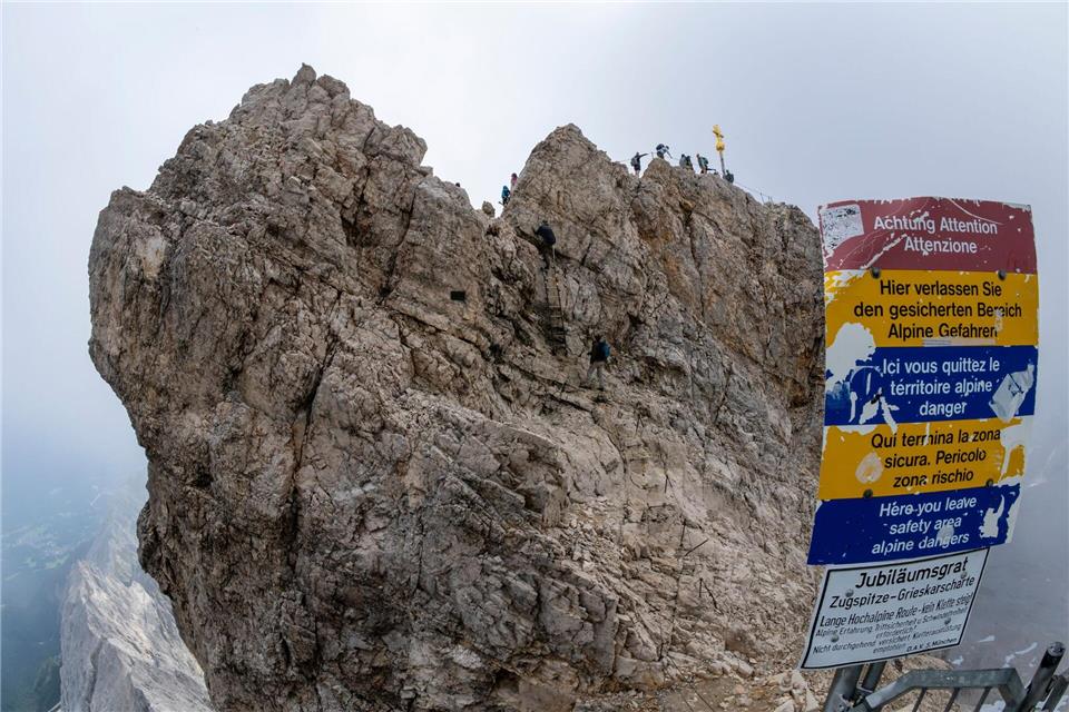 Der Gipfel der Zugspitze ist nicht weit von der Bergstation entfernt - aber der Weg ist nicht ungefährlich.Peter Kneffel/dpa
