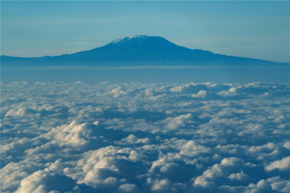Der Gipfel des Kilimandscharo ragt aus der Wolkendecke hervor. (Archivbild)Xie Jianfei/XinHua/dpa
